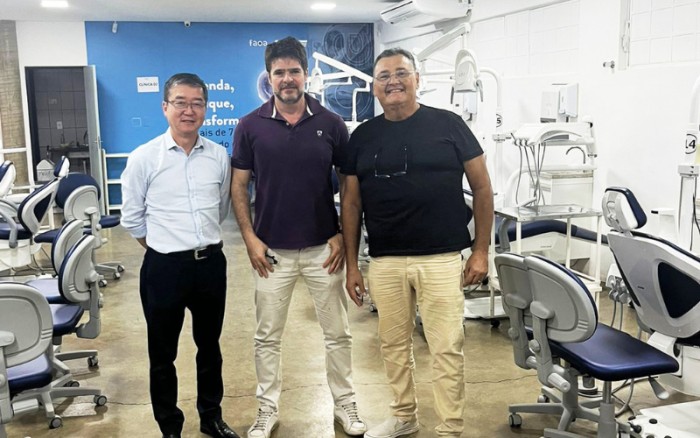 Cláudio Miyaki, recepcionado por Regis Peporini e Artur Martini, conhece a nova clínica da APCD-FAOA Ribeirão