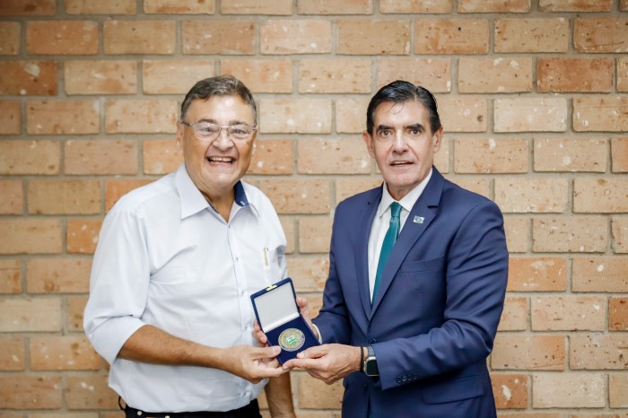 Artur Martini recebe medalha. Fala das realizações em 2024 e propósitos para 2025