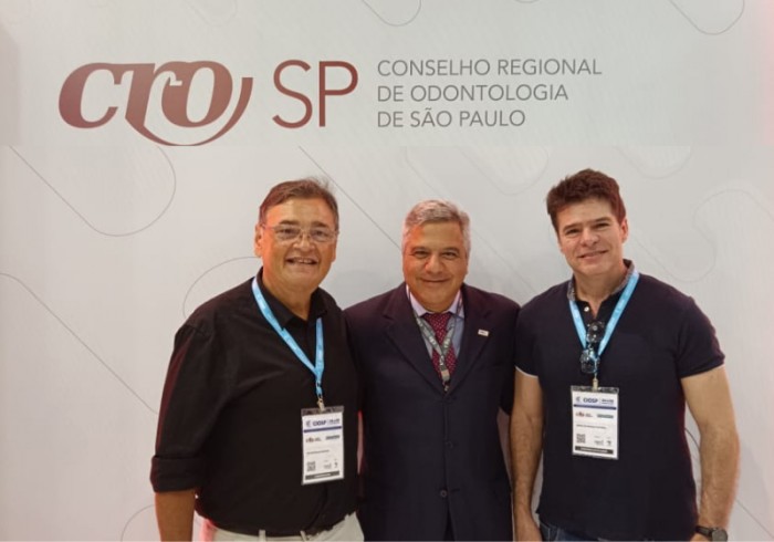 No estande do CROSP: Dr. Artur Martini, Dr. Rogério Kairalla e Dr. Regis Peporini